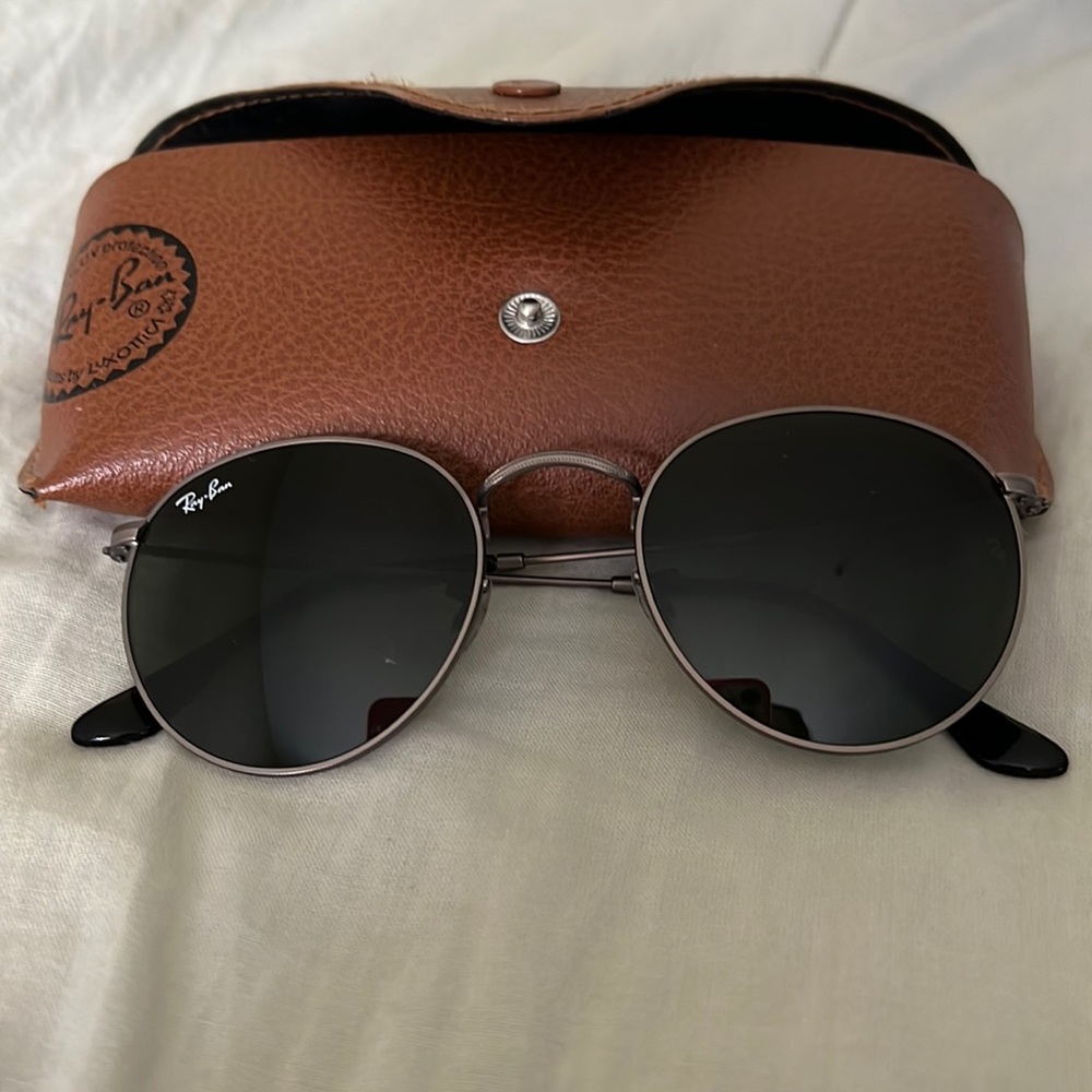 Ray-Ban round frame glasses.